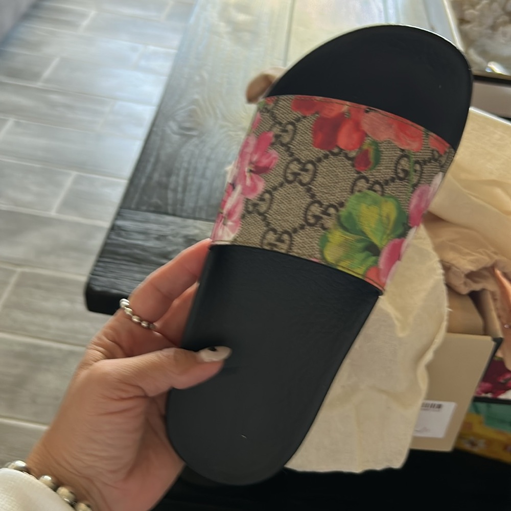 Gucci slides size 6 floral print w gg logal preloved cone w box and dust bags - Picture 2 of 6